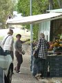 05 - premiers achats de fruiits sur la route en direction de st gilles en descendant de la route des tamarins
